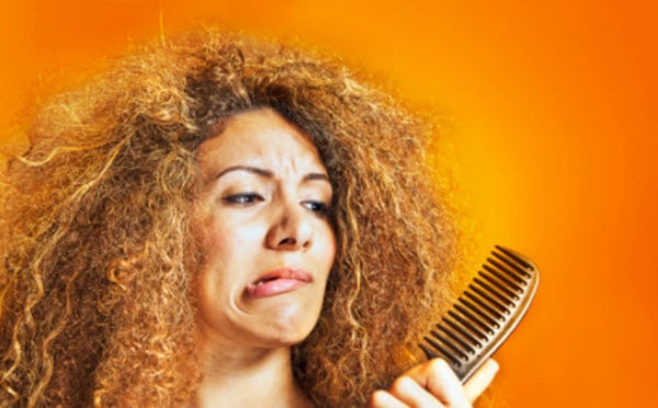 Como cuidar de cabelos crespos sem gastar muito dinheiro